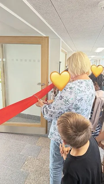  Der gro&szlig;e Moment ist gekommen: Frau Huckriede schneidet zur Er&ouml;ffnung das Band durch.